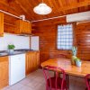 Cucina rustica in legno con tavolo da pranzo.