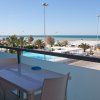 Terrazza con vista mare e piscina, cielo blu.