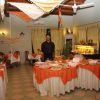 Una sala con tavolo imbandito per buffet.