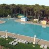 Grande piscina con lettini attorno.
