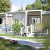 Un complesso di bungalow con terrazze e giardino curato.