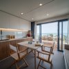 Cucina moderna con balcone vista mare.