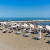 Spiaggia con ombrelloni e lettini.